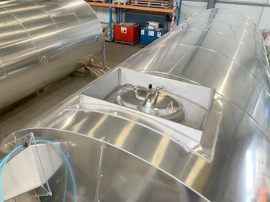 2 x Nieuwe roestvrijstalen verticale opslagtanks van 26.000L in AISI304L