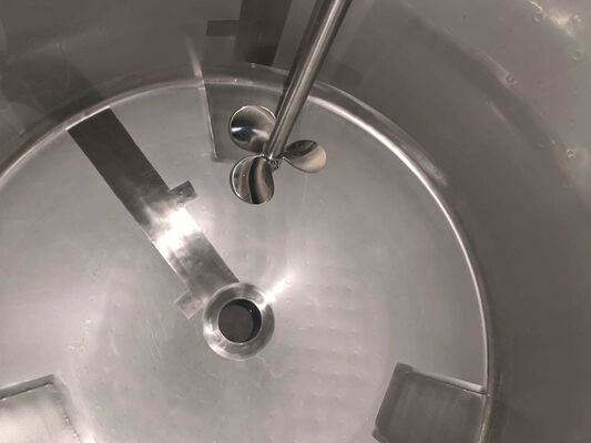 1 x Nieuwe roestvrijstalen verticale mengtank van 1.330L in AISI316L 1 x Nieuwe roestvrijstalen verticale mengtank van 200L in AISI316L
