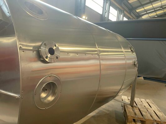 1 x Nieuwe roestvrijstalen verticale opslagtank van 5.200L in AISI304L