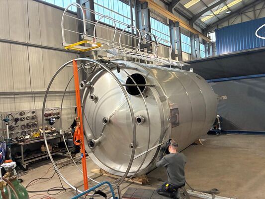 2 x neue vertikale Lagertanks aus Edelstahl mit einem von 30.400L aus AISI316L