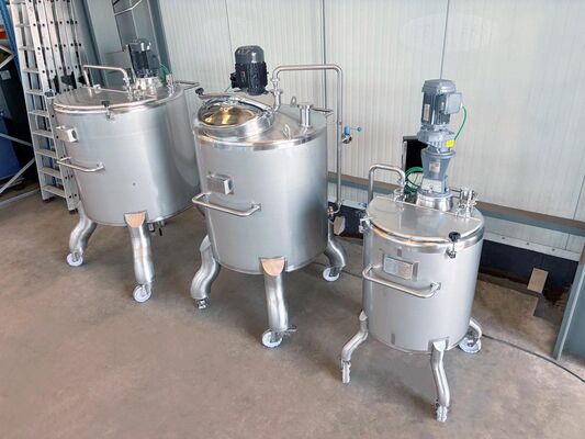 1 x Nieuwe roestvrijstalen verticale mengtank van 300L in AISI316L. 1 x Nieuwe roestvrijstalen verticale mengtank van 830L in AISI316L. 1 x Nieuwe roestvrijstalen verticale mengtank van 1000L in AISI316L.