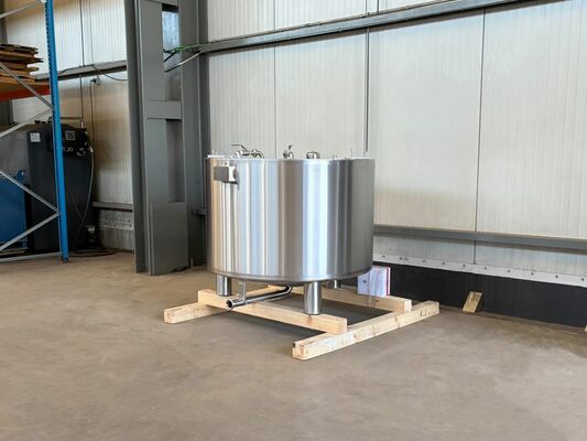1 x New 1.000L stainless-steel AISI304L vertical storage tank.