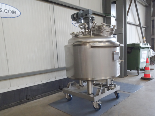 1 x New Stainless Steel AISI 316L 680L Vertical Mixing Tank. This tank is insulated and equipped with a heat exchanger and agitator