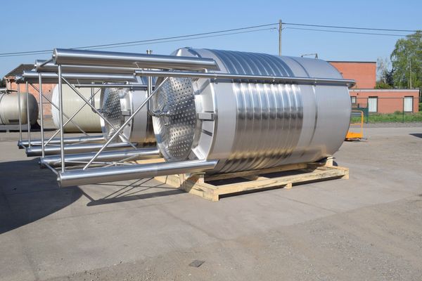 OR170047: 2 x 15.300L AISI304L roestvrijstalen mengtank met warmtewisselaar