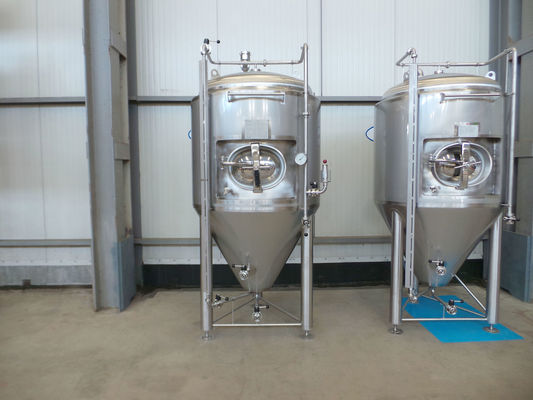 2 x 1.390L roestvrijstalen AISI304 CCT bier fermentatie tanks met een werkdruk van 3 bar