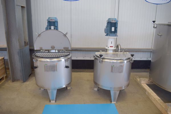 2 x 200L roestvrijstalen enkelwandige mengtanks en 1 x 1470L roestvrijstalen mengtank met warmtewisselaar en isolatie