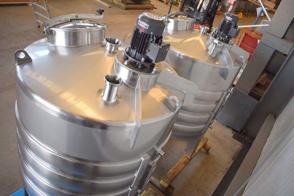 OR171300: 2 x 1.000L AISI316L Roestvrijstalen mengtanks voorzien van warmtewisselaar en een propellor roerwerk