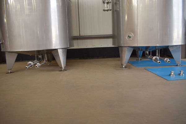 OR171089: 2 x 2000L AISI316L roestvrijstalen bier fermentatie tanks voorzien van een warmtewisselaar, isolatie en een waterlot