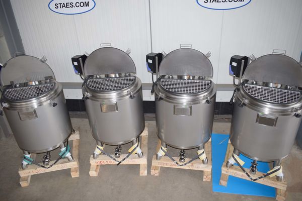 OR180300 - 4 x 300L AISI316 Cuves de mélange en acier inoxydable, les cuves sont isolée et prévu d'un échangeur de chaleur