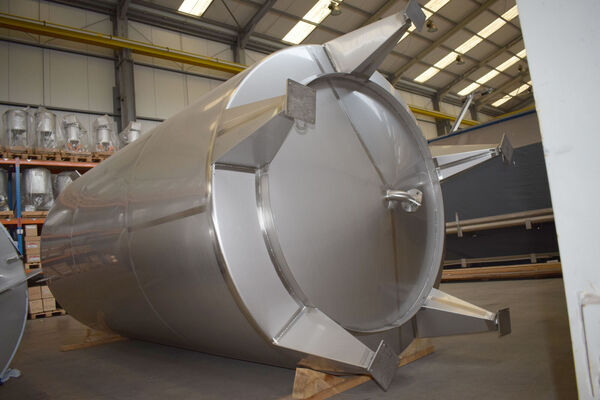 1 x New vertical stainless steel AISI304L mixing tank of 20,300L with conical bottom.