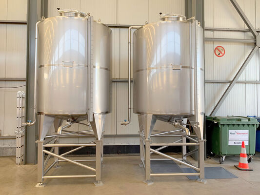 2 x neue vertikale Lagertanks aus Edelstahl AISI 304L von 5.400L auf einer Edelstahlkonstruktion.