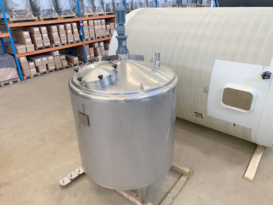 1 x Nieuwe roestvrijstalen verticale mengtank van 3.300L in AISI316L