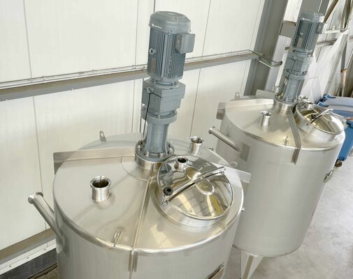 2 x Nieuwe roestvrijstalen verticale mengtanks van 2.500L in AISI316L