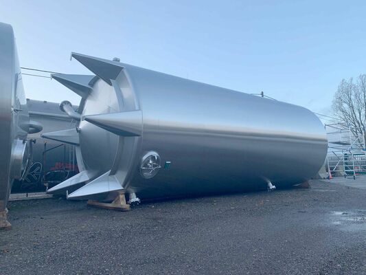 2 x Nieuwe roestvrijstalen verticale opslagtanks van 50.000L in AISI316L