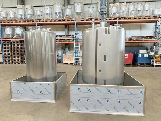 1 x Nieuwe roestvrijstalen verticale mengtank van 2.000L in AISI316L 1 x Nieuwe roestvrijstalen verticale opslagtank van 1.000L in AISI316L