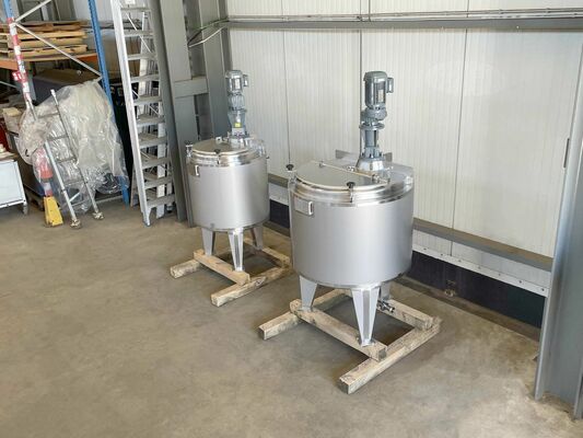 1 x Nieuwe roestvrijstalen verticale mengtank van 300L in AISI316L  1 x Nieuwe roestvrijstalen verticale mengtank van 500L in AISI316L