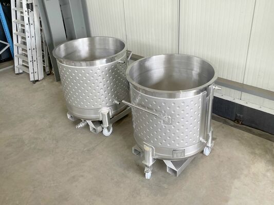 1 x Nieuwe roestvrijstalen verticale druktanks van 790L in AISI304L