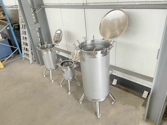 1 x Nieuwe roestvrijstalen verticale druktank van 50L in AISI316L 1 x Nieuwe roestvrijstalen verticale druktank van 150L in AISI316L 1 x Nieuwe roestvrijstalen verticale druktank van 500L in AISI316L