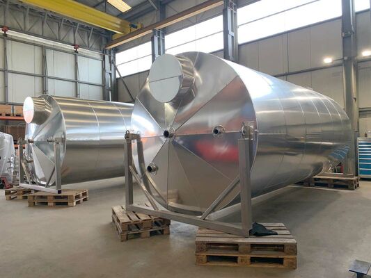 2 x Nieuwe roestvrijstalen verticale opslagtanks van 26.000L in AISI304L