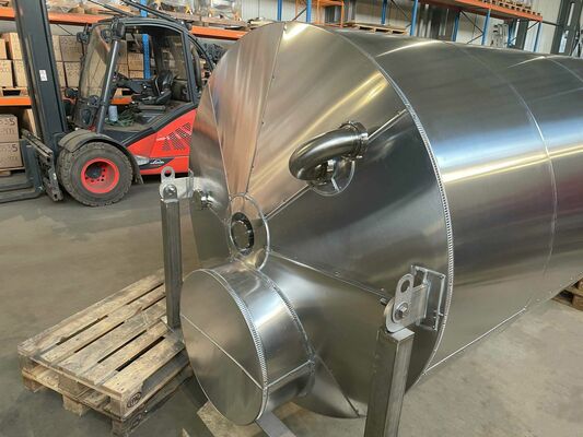 1 x Nieuwe roestvrijstalen verticale opslagtank van 5.200L in AISI304L