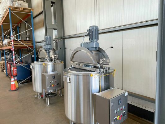 2 x Nieuwe roestvrijstalen verticale mengtanks van 750L in AISI316L