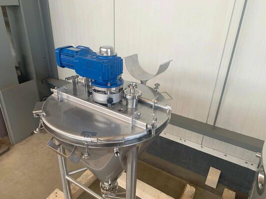 1 x cuve de mélange neuve verticale de 500L en acier inoxydable AISI304L. 1 x cuve de mélange neuve verticale de 60L en acier inoxydable AISI304L.