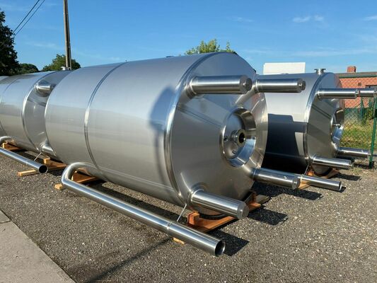 4 x Cuves de stockage verticales neuves de 6 000 litres en acier inoxydable AISI 316L.