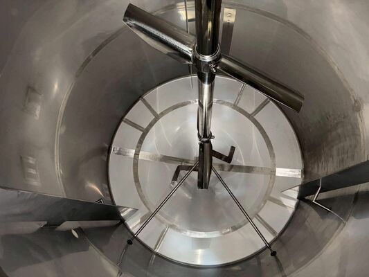 1 x cuve de mélange neuve verticale de 15.300L en acier inoxydable AISI304L.