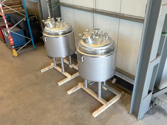 2 x Nieuwe roestvrijstalen verticale mengtanks van 700L in AISI316L