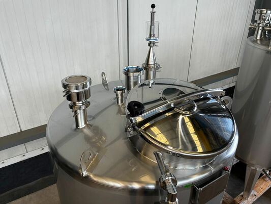 1 x New 300 L vertical stainless steel storage tank in AISI 316L. 1 x New 600 L vertical stainless steel storage tank in AISI 316L.