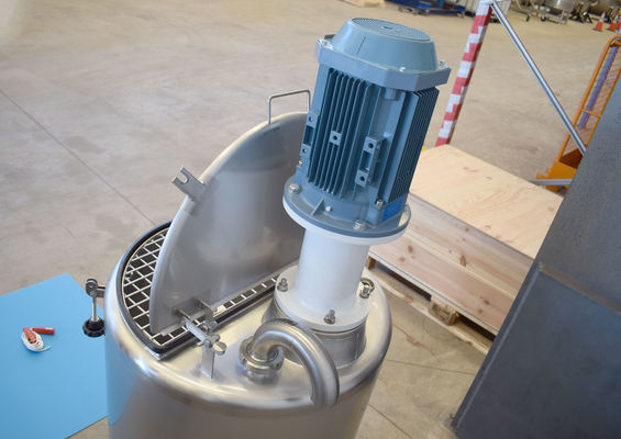 2 x 200L roestvrijstalen enkelwandige mengtanks en 1 x 1470L roestvrijstalen mengtank met warmtewisselaar en isolatie