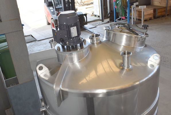 OR171300: 2 x 1.000L AISI316L Roestvrijstalen mengtanks voorzien van warmtewisselaar en een propellor roerwerk