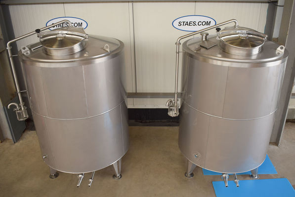 OR171089: 2 x 2000L AISI316L roestvrijstalen bier fermentatie tanks voorzien van een warmtewisselaar, isolatie en een waterlot
