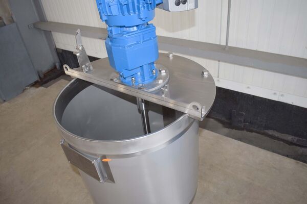 1 x AISI316L 100L stainless steel mixing tank with an agitator for viscous liquids