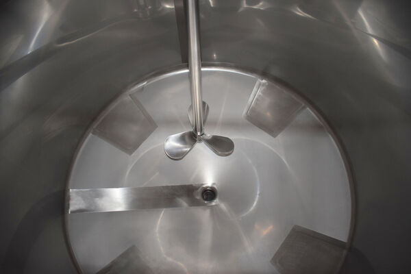 6 x new stainless steel AISI316L mobile mixing tanks with a capacity of 1,100L