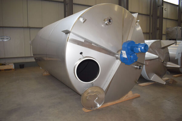 1 x New vertical stainless steel AISI304L mixing tank of 20,300L with conical bottom.