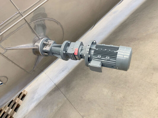 2 x Nieuwe roestvrijstalen geïsoleerde verticale tanks van 50.000L  in AISI316 De tanks zijn voorzien van een roerwerk in de zijkant.