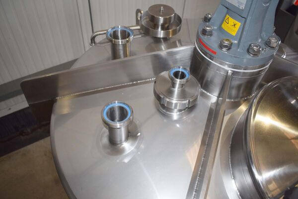3 x Nieuwe roestvrijstalen verticale mengtanks van 1.000L  in AISI316L