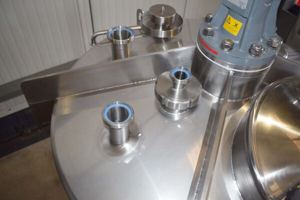 3 x neue vertikale 1000-l-Edelstahltanks aus AISI316L