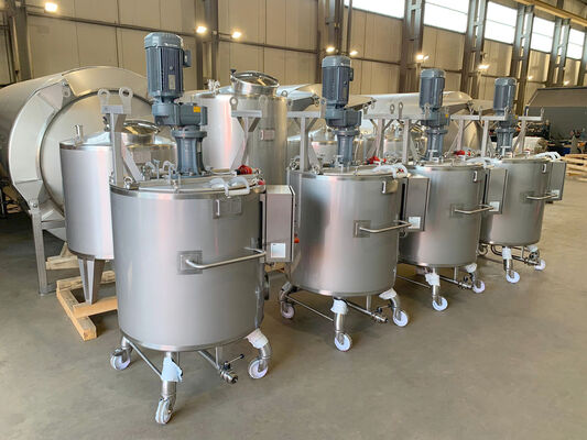 4 x neue vertikale 600-l-Edelstahl-Mischtanks aus AISI316L