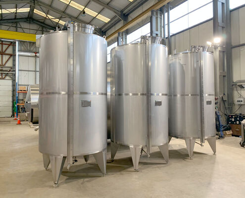 3 x Brand new 5.200L stainless-steel AISI316L vertical mixing tanks.