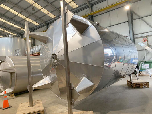 1 x New 32.700L stainless-steel AISI304 vertical storage tank.