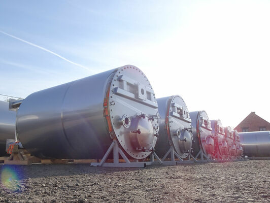 6 x Nieuwe roestvrijstalen verticale mengtanks van 4.500L