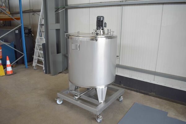 1 x New 1000L stainless-steel AISI316L vertical mixing tank.