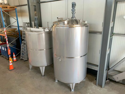 4 x Nieuwe roestvrijstalen verticale mengtanks van 5.200L in AISI316L 2 x Nieuwe roestvrijstalen verticale mengtanks van 5.400L in AISI316L