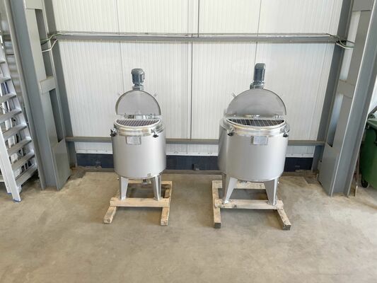1 x Nieuwe roestvrijstalen verticale mengtank van 300L in AISI316L  1 x Nieuwe roestvrijstalen verticale mengtank van 500L in AISI316L