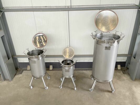 1 x Nieuwe roestvrijstalen verticale druktank van 50L in AISI316L 1 x Nieuwe roestvrijstalen verticale druktank van 150L in AISI316L 1 x Nieuwe roestvrijstalen verticale druktank van 500L in AISI316L