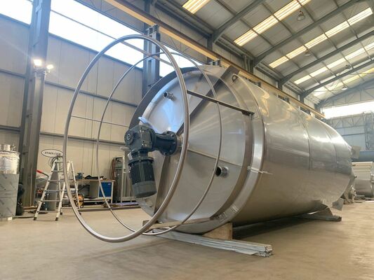 1 x Nieuwe roestvrijstalen verticale mengtank van 20.300L in AISI304L