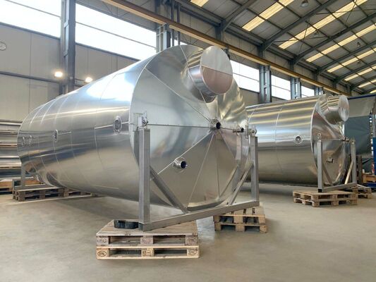 2 x Nieuwe roestvrijstalen verticale opslagtanks van 26.000L in AISI304L