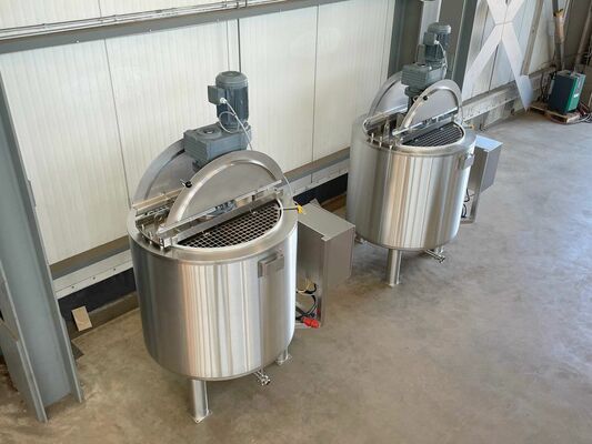 2 x Nieuwe roestvrijstalen verticale mengtanks van 750L in AISI316L